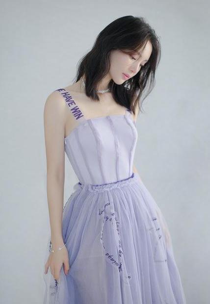 Skr!“萌妃”金晨秀超高难度一字马 网友：确实可以卖艺了！