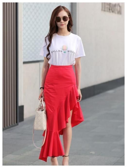 街拍:图1弯腰提鞋,图3韵味十足,图8时尚优雅