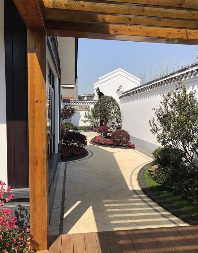 都说农村盖不了这栋别墅?新中式带院子自建房，你看你可以盖吗?