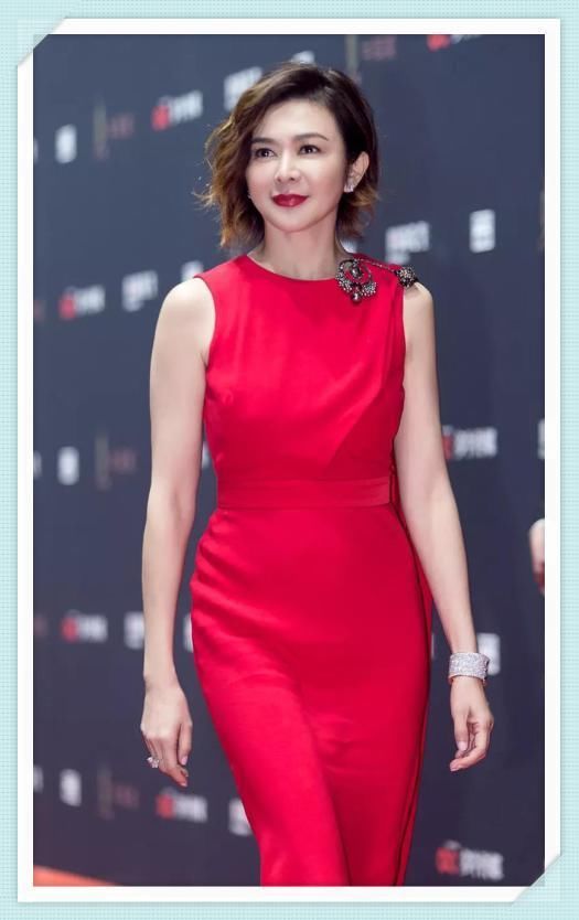 张凯丽56岁，关之琳也56岁，二人同穿红色裙，差距竟如此尴尬？