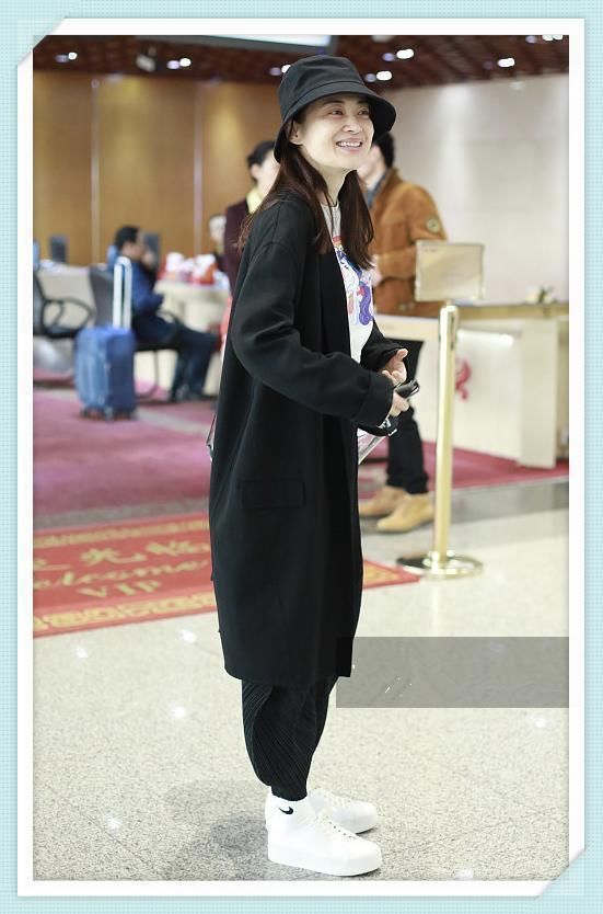 佘诗曼43岁，梅婷也43岁，二人穿一身黑，身材差距竟如此尴尬?