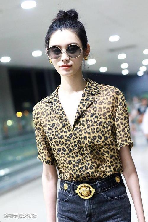 奚梦瑶又不安分!豹纹衫配短裤走机场,网友:没几个人敢这样穿的