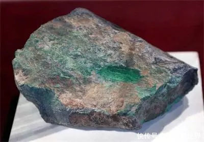  「大叔」农民大叔深山挖出块石头坚称是翡翠，不小心磕掉一块，