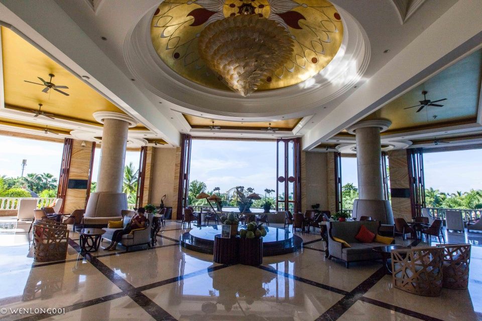 这可能是离三亚机场最近的酒店了，泳池连着大海