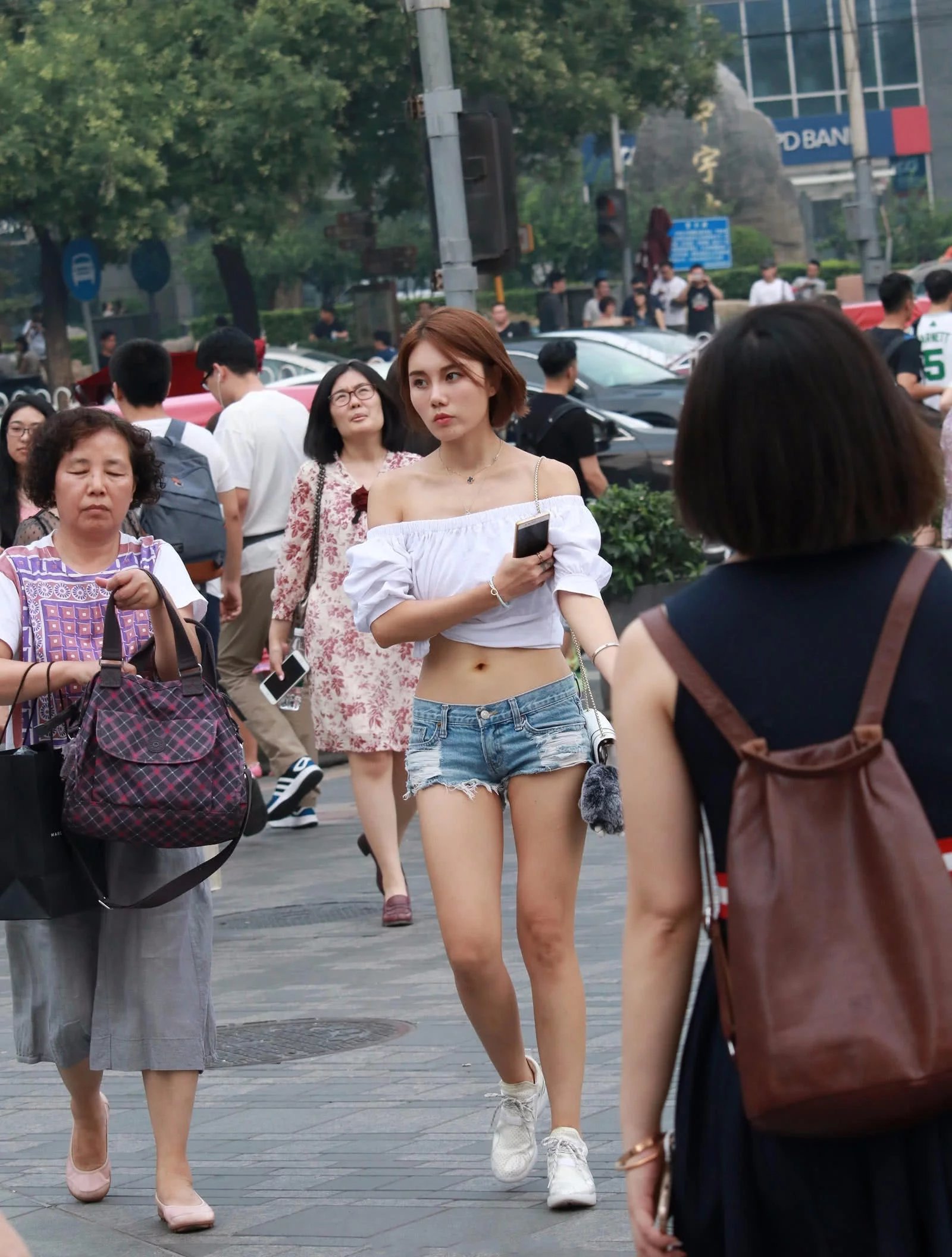 性感小姐姐身材白色一字肩配超短裤，大秀一双迷人的大长腿，吸睛