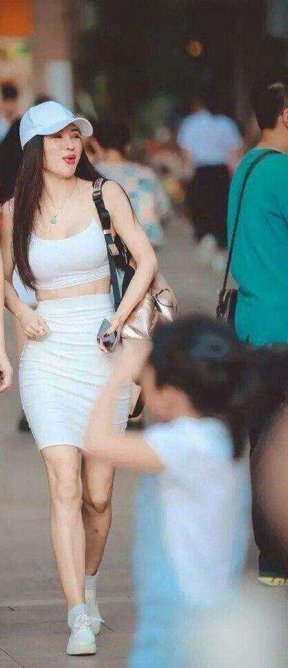 街拍：气质辣妈穿紧身包臀裙，勾勒身材真好看