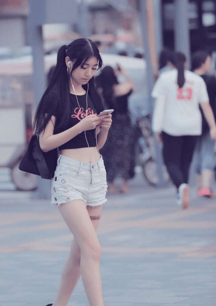  位小姐姐■双马尾很常见，腿上的这双袜子还是第一次见