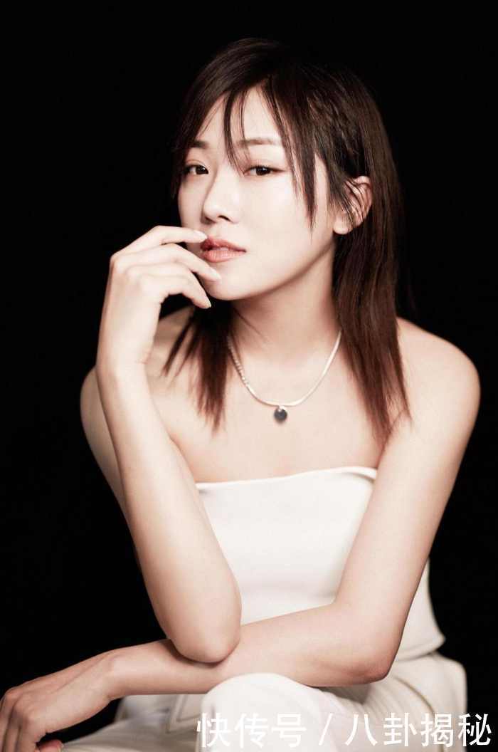 菅纫姿近照, 白色抹胸装气质出众, 发型很有朦胧美!