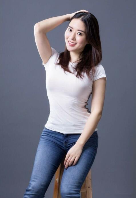 扮兔女郎的妙龄小姐姐，娇艳的大红唇，展现成熟女人style