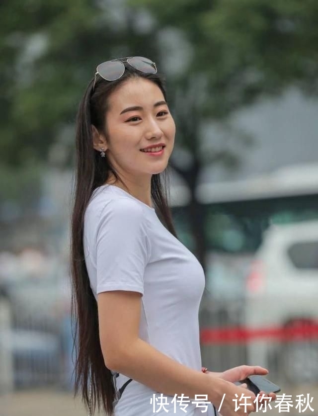 T恤:街拍:美女穿白色T恤裙凹造型,青春靓丽感满满