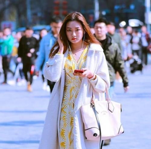  『气质』养眼女神街拍：楚楚动人的小姐姐，一条黑色的连衣裙，优雅唯美气质