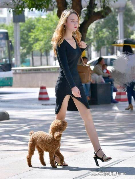 街拍：很妖娆的姑娘，事实证明健身不会瘦胸！