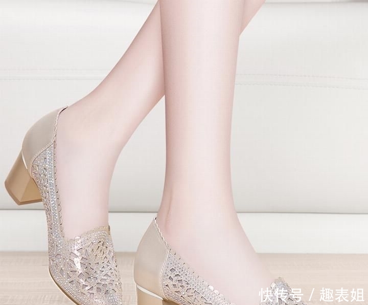  建议：这么美的脚, 建议经常穿高跟鞋! 跟着下图这么搭, 难道不美吗?