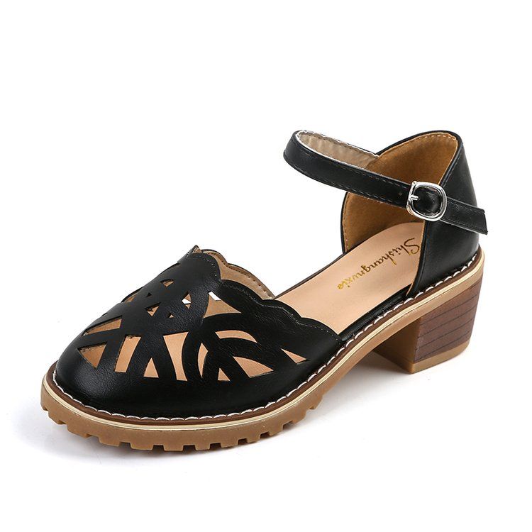 女人脱下高跟鞋，穿上凉鞋高贵又有气质