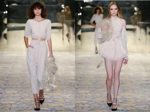 杨幂身穿月光白的蕾丝裙出席活动,宛如仙女下凡,这搭配风格太好了