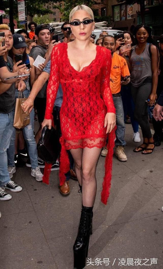 LadyGaga减肥后首次亮相，身高1米5鞋子垫出1米8，太拼了