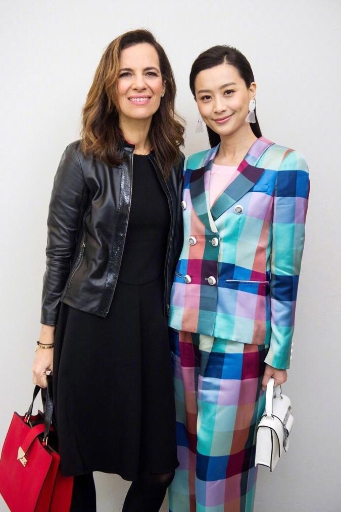 36岁陈法拉身穿红色吊带连衣裙出席活动，性感优雅，网友：真会穿