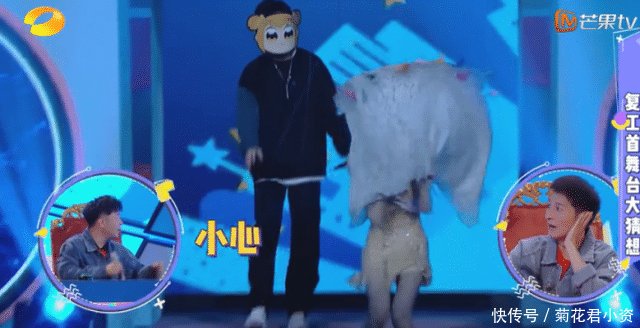 「小心」鞠婧祎戴面罩上台唱歌,下台阶不小心踩空,她的反应让人捏一把汗