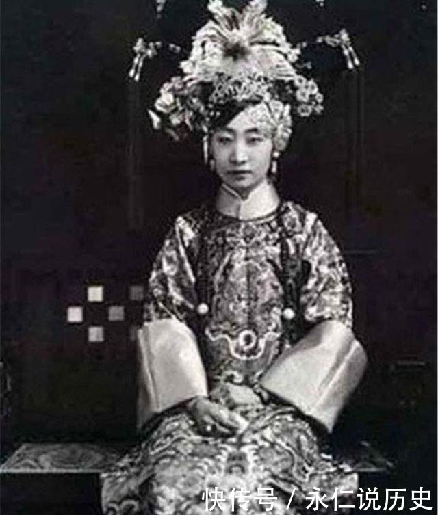  皇后：宫斗赋予旗袍新生，末代皇后万荣华对于旗袍的改良历程