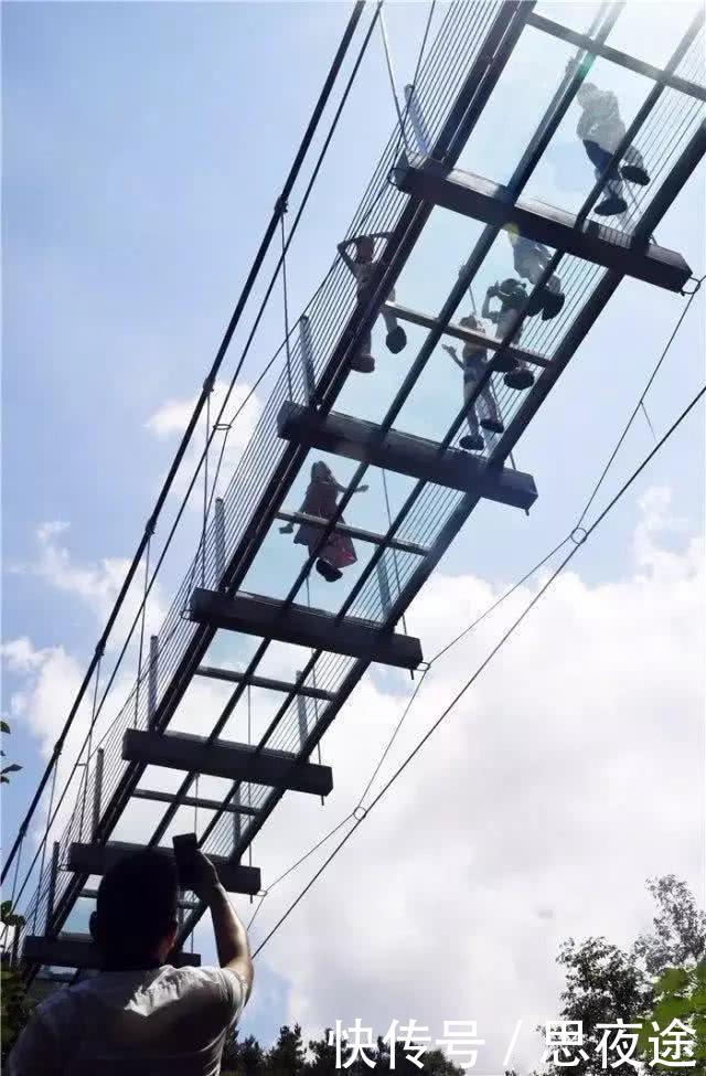 曾经的爆红的玻璃桥，现在却成了“偷窥桥”，保安：我也很无奈！