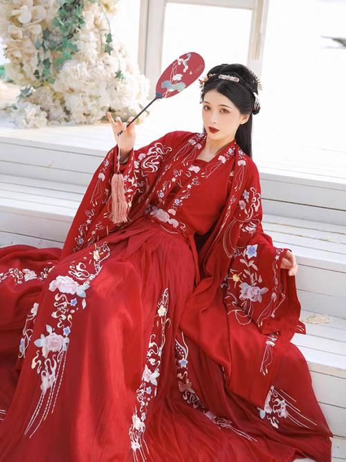 婚礼可以简约,但婚服一定要会穿,这些花嫁款汉