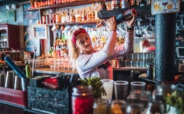 沙滩热风比基尼，这座城市无比热辣，难怪全球明星都爱来这儿度假