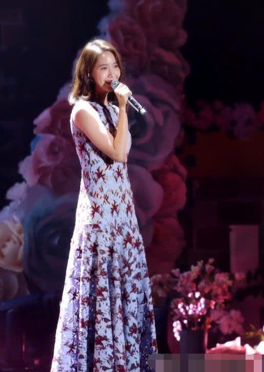 林允儿是胖了吗？穿无袖长裙暴露了“蝴蝶袖”，只剩下脸能看了！