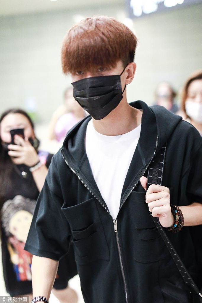 奶爸任嘉伦成功驾驭厚重刘海嫩出水 口罩遮面挎包包遭迷妹追拍