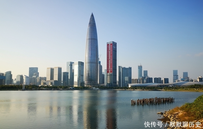 实拍广东经济实力第一区深圳南山区城市风光，高楼林立天际线壮观