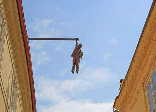 低头族欣赏不到布拉格的这个“雕像”，看到它的人可能会选择报警