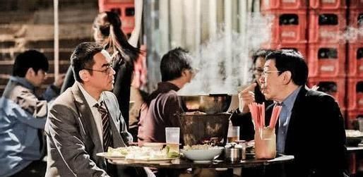 『吃火锅』港片里的“黑社会”很嚣张，为何总爱吃廉价火锅？原因很简单