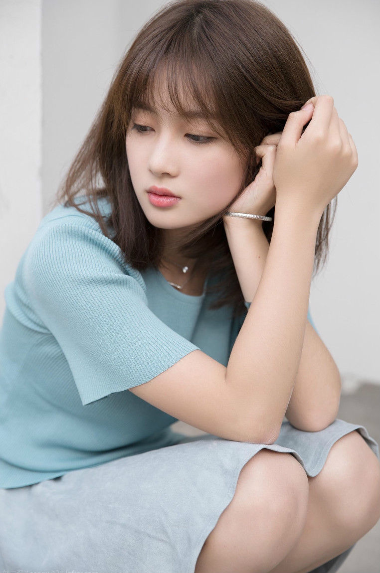 阳光洒满柔软的长发 微风吹过摇曳的裙摆!