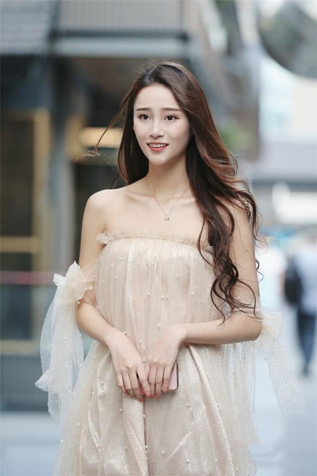 街拍：穿着性感身材丰腴的小姐姐，非常的好看时尚！