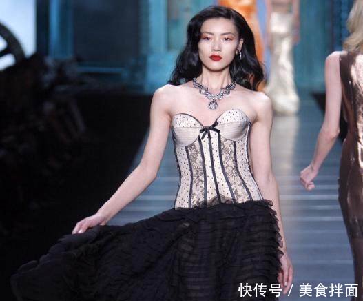 刘雯简直太强大，上半身用力过猛都歪了，网友就不怕被看光光！