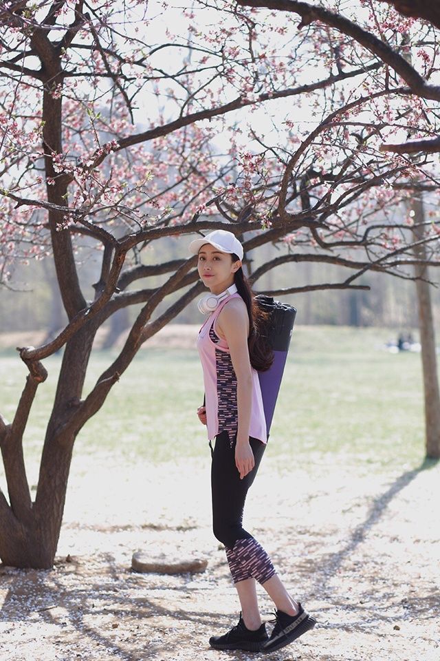 街拍:别具一格的打底裤小姐姐自带魅力属性，整体十分吸睛迷人!