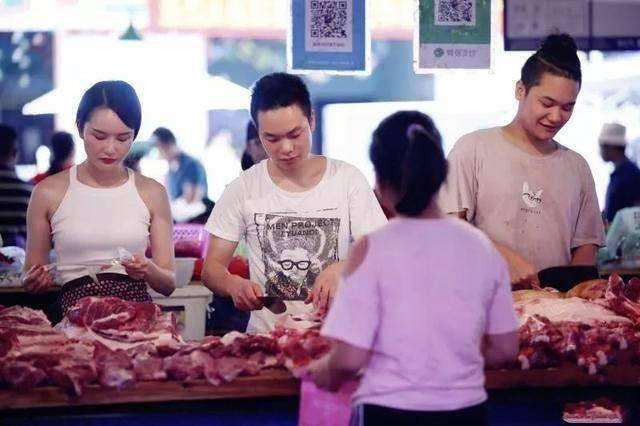 广西柳州卖肉“西施”气质身材赛模特 菜市场里卖猪肉却成网红