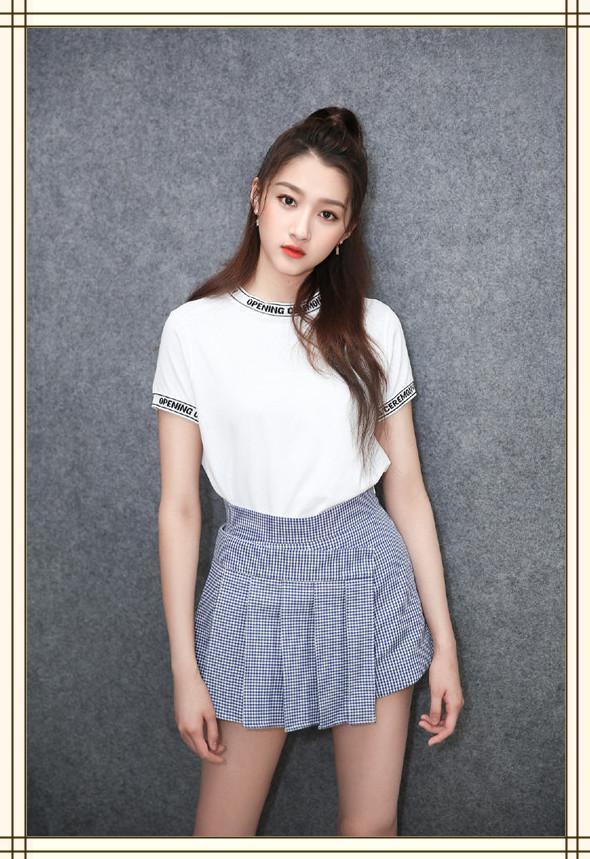 关晓彤真拼！这么的长腿还穿如此短的热裤，网友：难怪一直用包挡