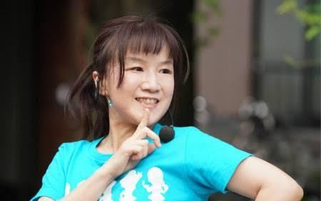  『家庭主妇』更年期PK青春期！45岁老阿姨成功打入女团圈，家庭主妇变豪华锦鲤