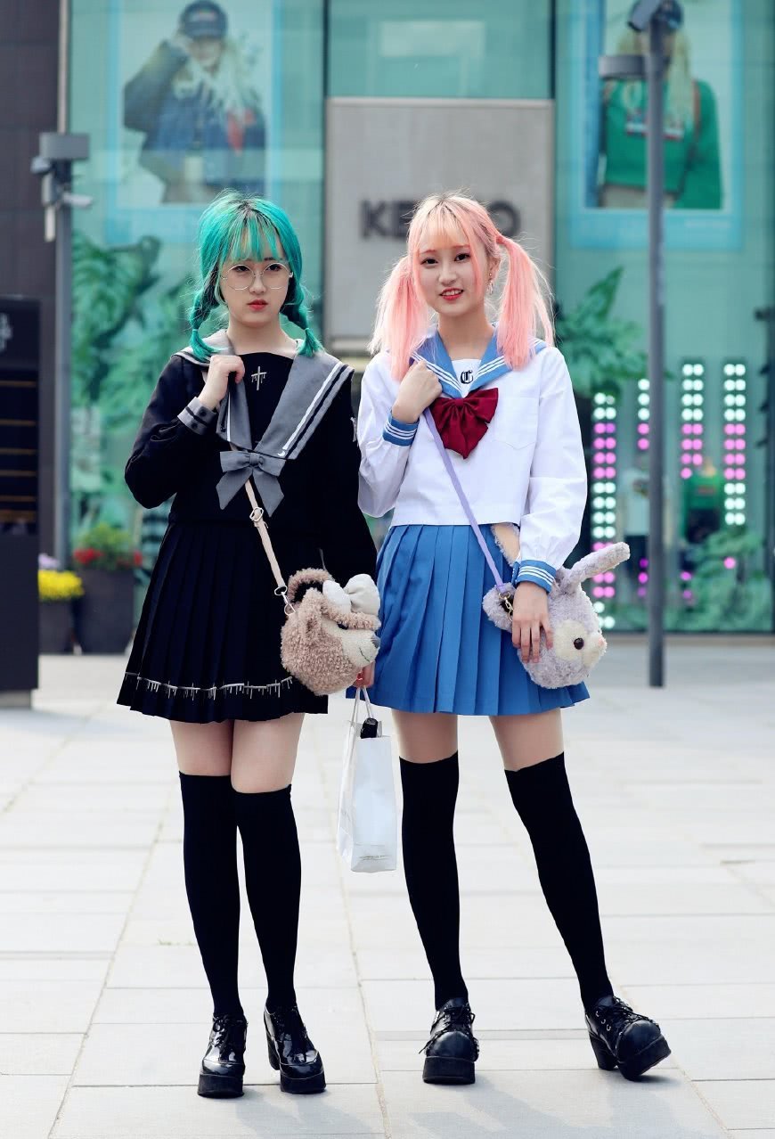 街拍：图1明艳动人，图2甜美水灵，图3两位清纯学生妹最亮眼