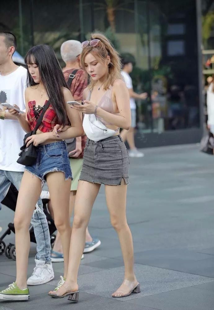 街拍:奔放的杀马特小姐姐，职业是个迷!