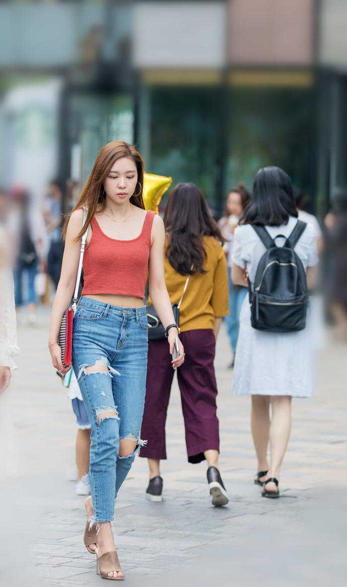 路人街拍：穿黑短裙的小姐姐，身材再好，也要注意看路啊