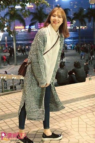 \"i4\": \"面部长痘怎么办?\"【尚】思密达美女街拍示范 针织开衫也能显端庄