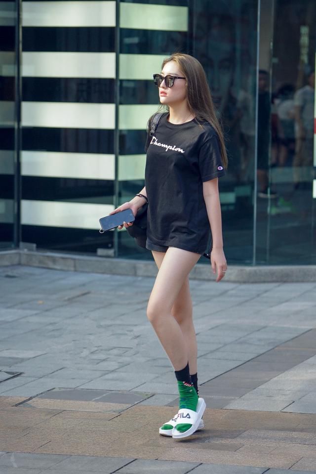 街拍,好看的人离不开时尚的衣服,穿得合身显年轻才能一直美下去