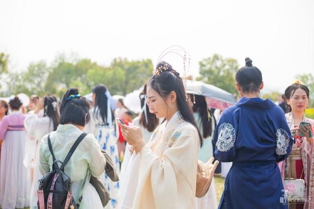 穿着汉服免费游花朝 cosplay也来凑热闹 网友:不伦不类
