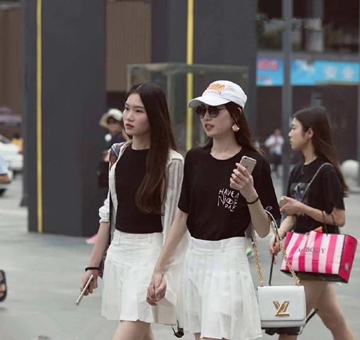 街拍路人， 时尚型美女的性感搭配 ,让你多了一种生动美