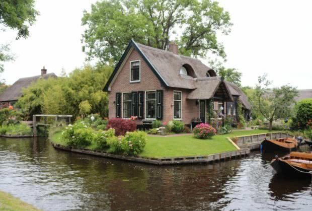 荷兰最“奇特”的村庄,700年来没修一条公路,出行方式让人羡慕