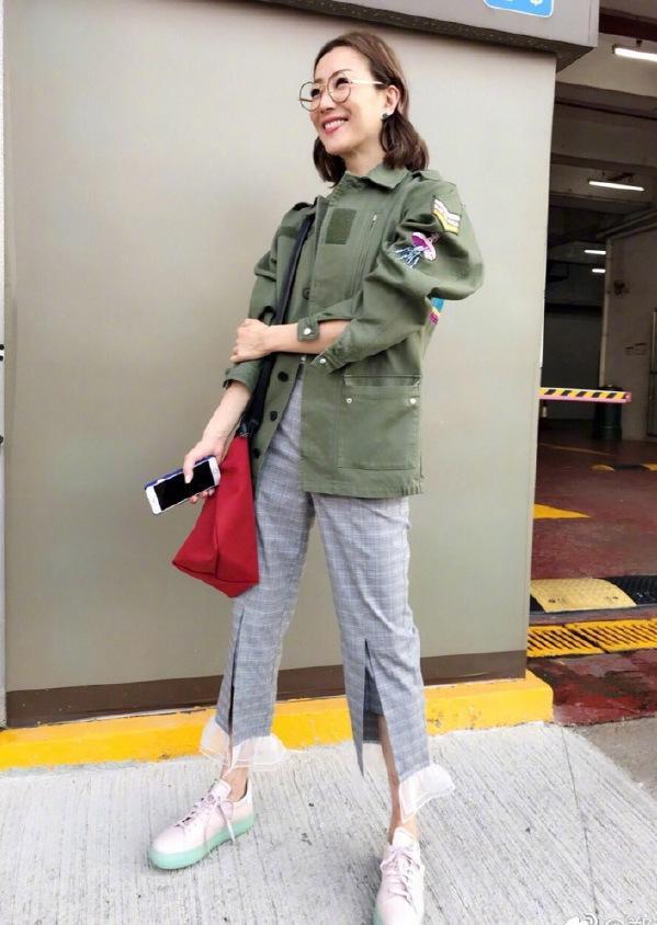 46岁郑秀文解锁新时尚，外套只穿一半 鞋子不同色，网友：就服你