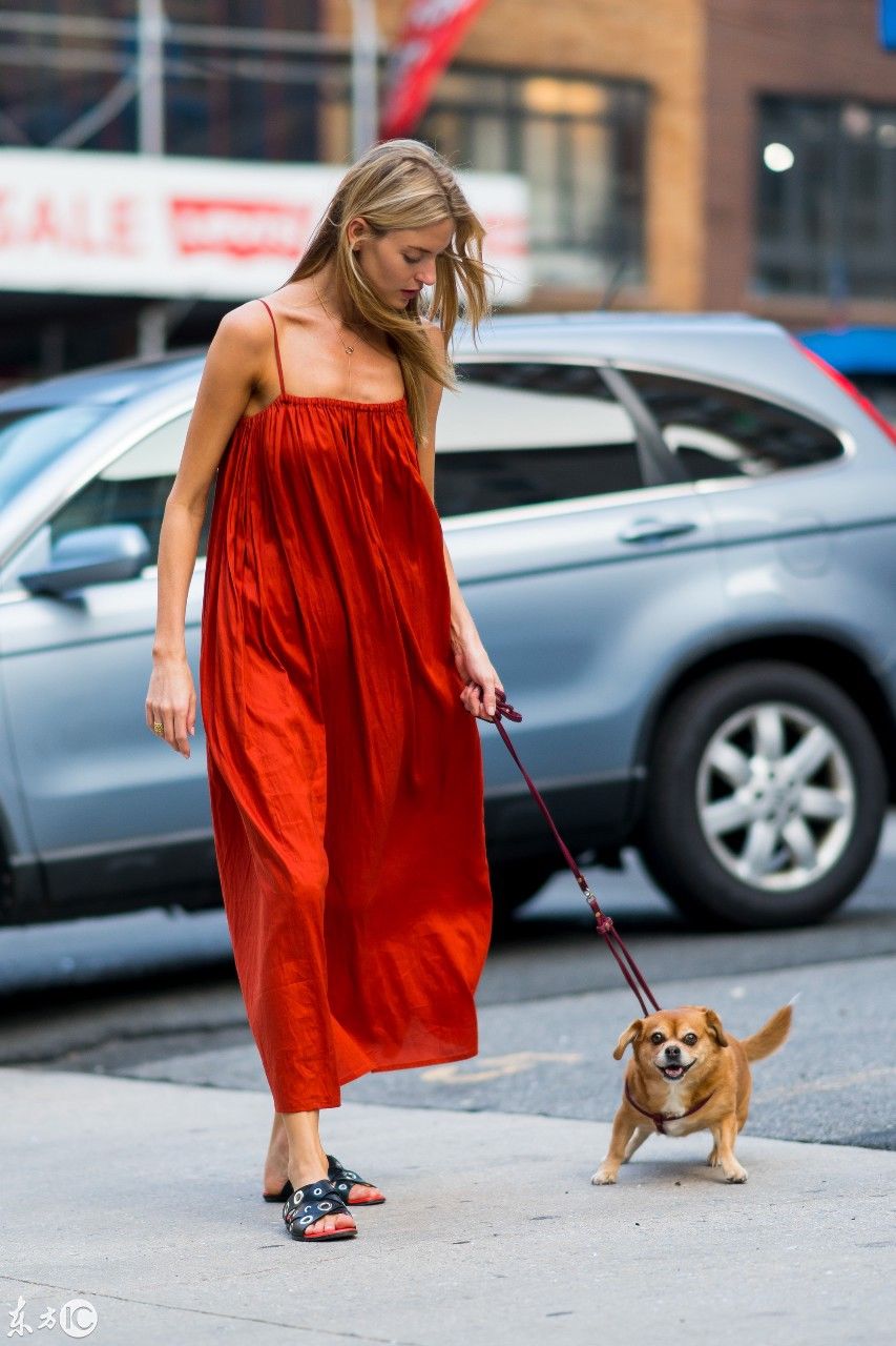 维密超模玛莎亨特一袭吊带红裙出街，画面温馨可人