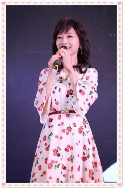 赵雅芝太牛了!64岁穿樱桃裙撞上范冰冰都没输，网友:嫩到飞起!