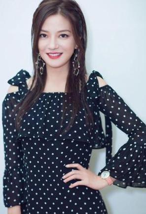 50岁的金星厉害了!挑战赵薇陶虹同穿波点裙,网友:到底谁赢了